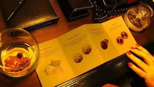 玻璃罐中精致的茶点会随着这本小册子的展示每天更换,是不是贴心到骨子里了。