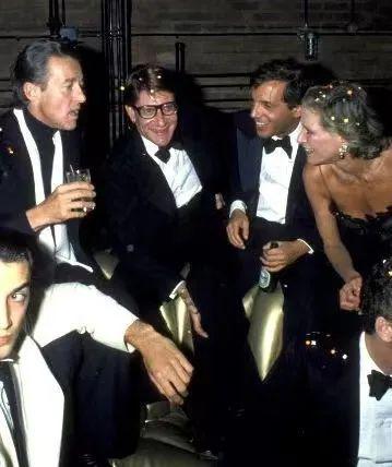 Halston, Yves Saint Laurent等人在Studio 54