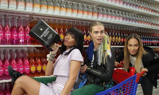 Chanel 的超市主题系列,如果说哪个品牌最会玩不同主题,Chanel 绝对算一个(图片来源:IDNES)