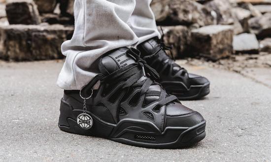 AWGE x Under Armour SRLo(图片来源:Grailed)