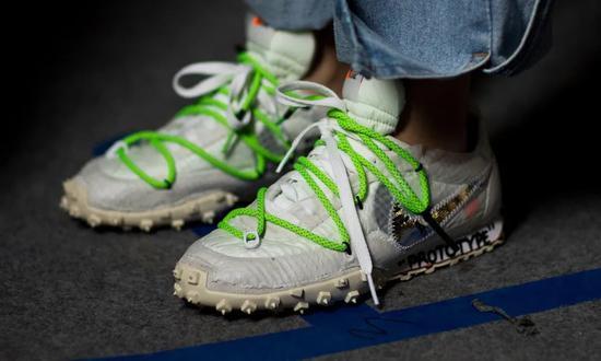 Off White x Nike Waffle Racer 目前市场价1000+