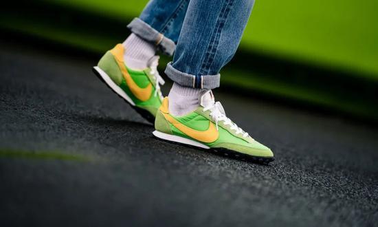 这个配色有没有让你想到什么? Nike Waffle Racer配色不同价格不同 大概在500~800之间