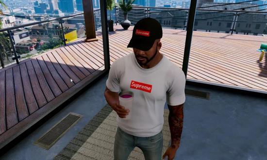 Supreme Box logo Tee 成为了《侠盗猎车手 V》游戏玩家‘人手一件’的标配