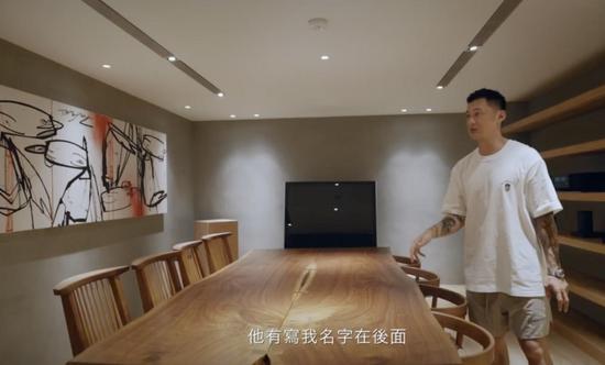 少不了的艺术品收藏,必须说到有FUTURA“To签”在后面