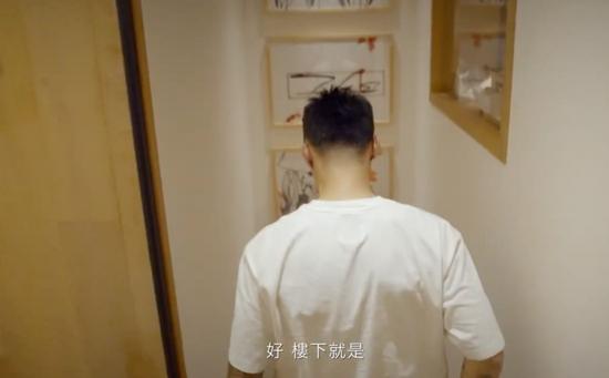 楼梯上隐约也能看见不少Futura的画作,堪称Futura快乐屋