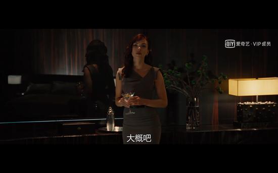 无论是低胸裙还是斜肩裙,寡姐都可以完美诠释。
