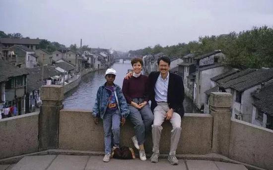 Kanye 和妈妈一起在中国游玩
