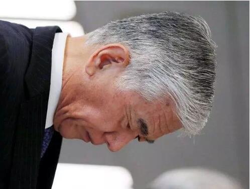 日本化工巨头东丽社长日觉昭广在记者会上鞠躬道歉 图片源自网络