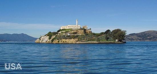 以前的美国臭名昭著的监狱所在地——恶魔岛(Alcatraz Island),现在成为旧金山著名观光景点。