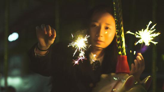 借助小型烟花(仙女棒)拍摄人像,是春节约“妹子”的绝招