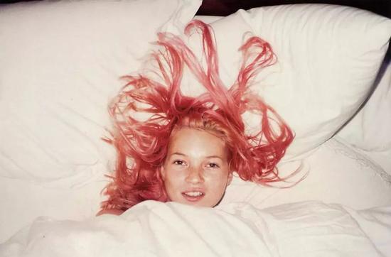 1999年,摄影师Juergen Teller镜头下的Kate Moss