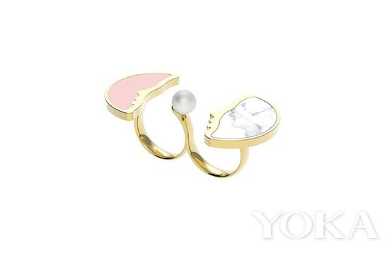 YvMin 尤目光影侧脸双指戒指,¥ 1280,图片来自尤目官方网店。