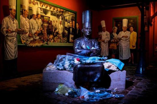 博古斯去世的消息传出后，人们去往里昂博古斯餐厅内的雕像前纪念他