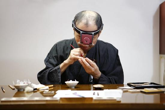 漆艺大师小泉三教(Minori Koizumi),图片来源于品牌。