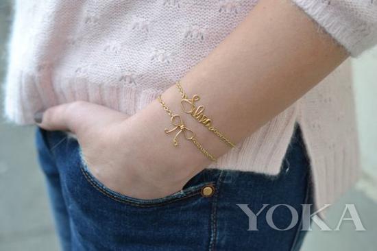 金色手链,图片来自BE News。