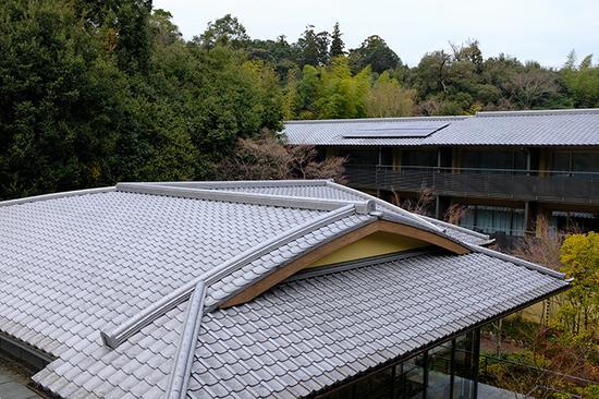 低矮的建筑及银灰色的瓦片,低调沉稳,更是当地文化的体现