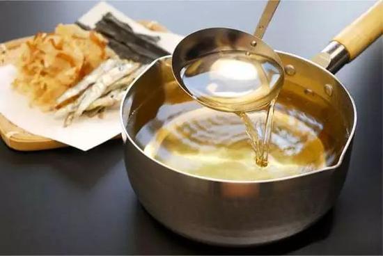 随便放点豆腐、金针菇、肉片、荞麦面……都是鲜掉眉毛的锅物,暖胃又暖心。