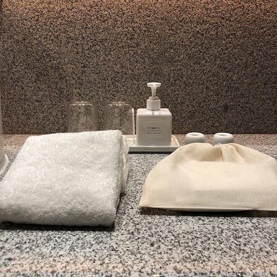 洗漱包内是牙刷、牙膏、浴帽等,没有梳子,所以要记得自备