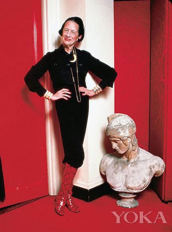 戴安娜-弗里兰佩戴骨质首饰,图片来自Diana Vreeland Legacy。