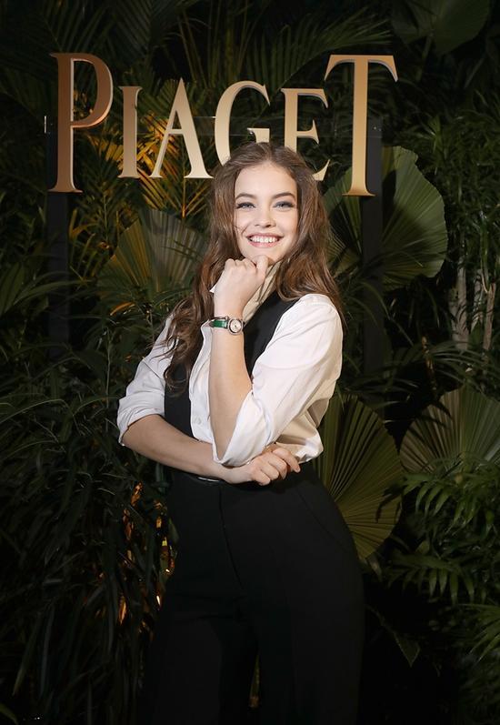 超模Barbara Palvin佩戴Piaget伯爵Possession系列新品腕表,图片来源于伯爵。