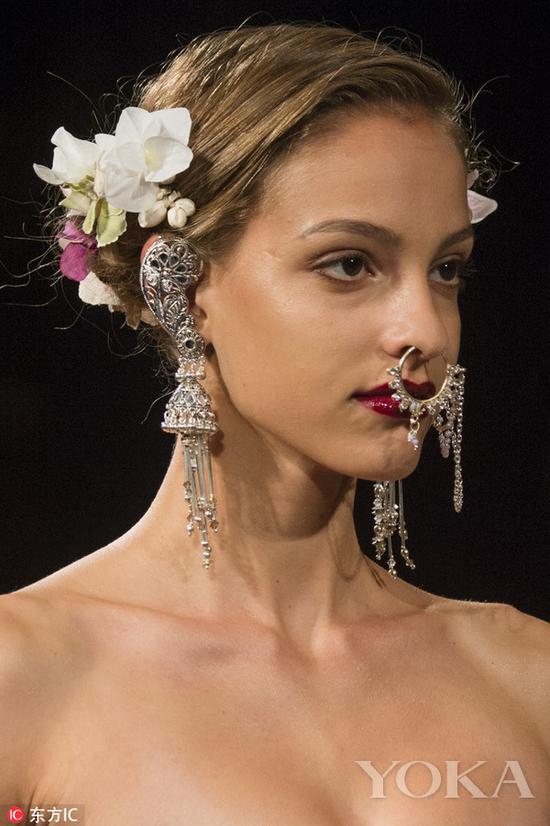 2018春夏秀场Naeem Khan,图片来自东方IC。