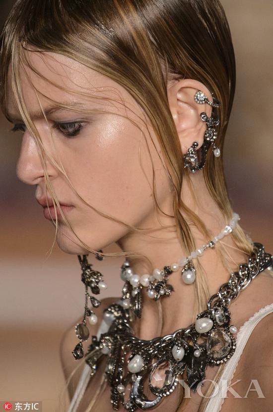 2018春夏秀场Alexander McQueen,图片来自东方IC。