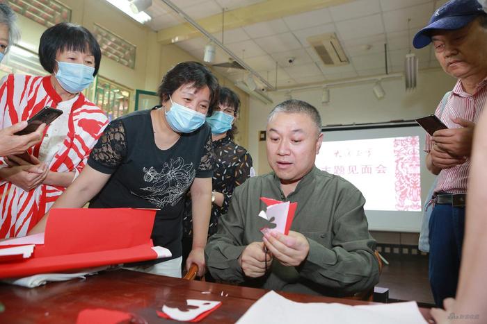 张永忠与观众剪纸互动