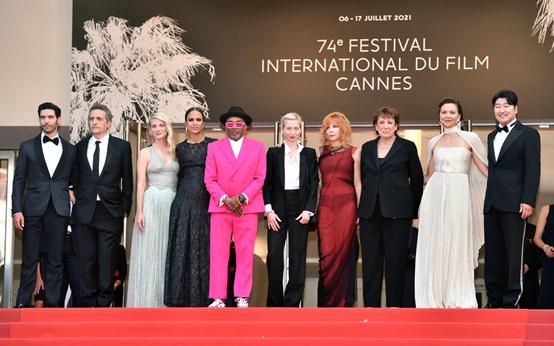 左至右:Tahar Rahim,Kleber Mendonça Filho, Mélanie Laurent,Mati Diop,Spike Lee,Jessica Hausner,Mylène Farmer, Roselyne Bachelot,Maggie Gyllenhaal,宋康昊