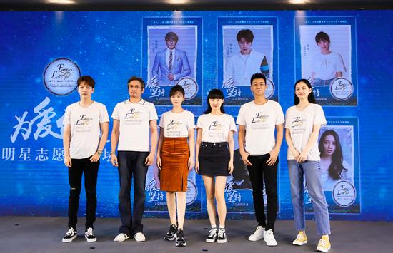从左至右: 徐海乔、包小柏、徐悦、黄龄、高至霆、孙伊涵;