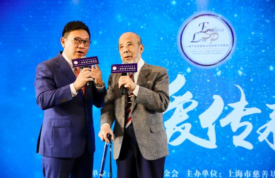 知名主持人骆新(左)与著名指挥家曹鹏先生(右)探讨公益初心;