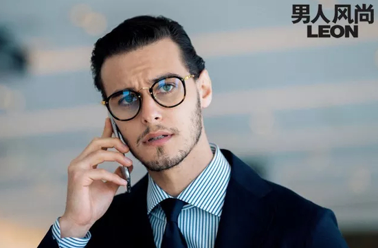 西装 约5800元 /Tagliatore,衬衫 约1900元 /LUIGI BORRELLI,领带 约980元 /LUIGI  BORRELLI, 口袋巾约290元 /STEFANO BIGI,眼镜“CT00200”  约5090元 /Cartier。