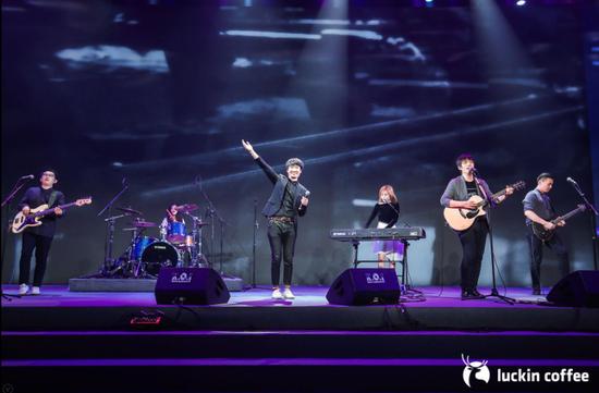 鹿先森乐队现场演出,为小鹿茶专门写歌。