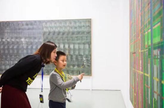涂思美育老师周晗带小朋友看当代抽象艺术展