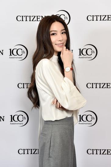 西铁城代言人田馥甄(Hebe)佩戴新款光动能蓝牙女表