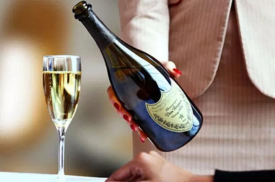 阿联酋航空上的提供的唐培里侬(Dom Perignon)