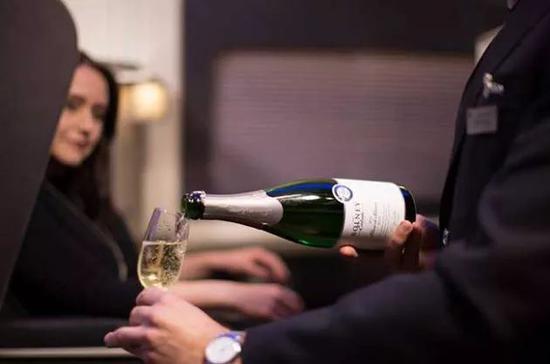 来自英国苏塞克斯郡(Sussex)的Bolney Blanc de Blancs起泡酒登上了英航飞机