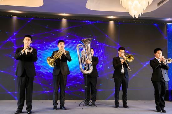 短片中的男孩们在曹家祖孙三代的培养下,如今已成长为专业的乐队演奏者;