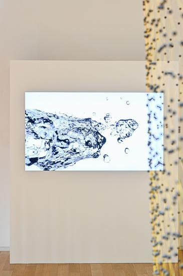 上海“爱马仕之家”《梦之秘境》艺术展——录像《墨-水-石》展现了在中国文化中,水乃万物本源, 变幻万千,生生不息。