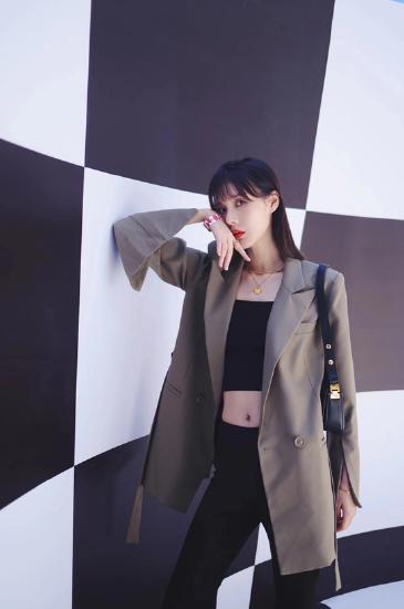 演员、时尚美妆博主商侃,出席本次开幕活动并装置打卡街拍