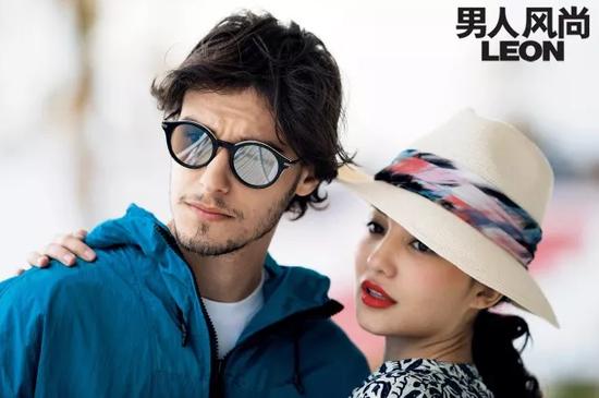 男夹克衫 约5320元、T 恤 约870元 / 均为 Stone Island。女罩衫 约2400元/Natalie Martin,帽子 约2500元 /Eugenia Kim。眼镜“NICK/S50” 约3200元 /Jimmy Choo。