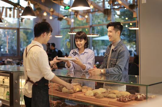 顾客在Jenny Lou’s Green选购新鲜面包