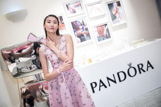超模王诗晴出席Pandora Café 开业活动