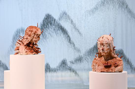 上海“爱马仕之家”《梦之秘境》艺术展——雕塑《灵芝女孩》以灵芝为素材,重现了人类与自然之间的某种平衡,同时也体现了环境的可持续发展在当代艺术创作中所扮演的重要角色。