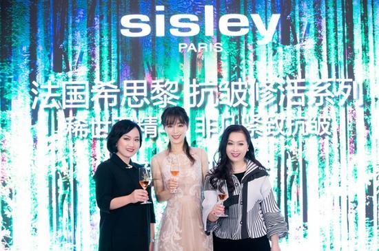 (右一)Sisley法国希思黎中国总经理彭嘉颖 (右二)Sisley法国希思黎首位奢华线形象大使张静初 (左一)Sisley法国希思黎中国培训总监金莉