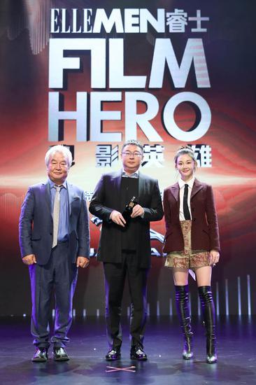 演员涂们、苗苗为年度原创音乐制作人赵麟颁奖