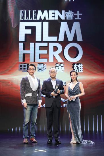 江南和谭卓伟为年度编剧获奖者代表钟伟颁奖