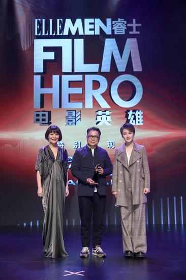 金燕玲、蒋璐霞为年度声效师获奖者Bobbie Wong颁奖