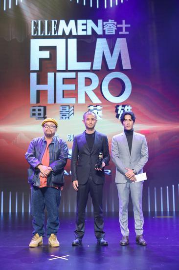 史航、杜淳为年度摄影师获奖者谢征宇颁奖