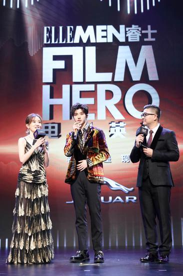 唱作人蔡徐坤与主持人在舞台上互动