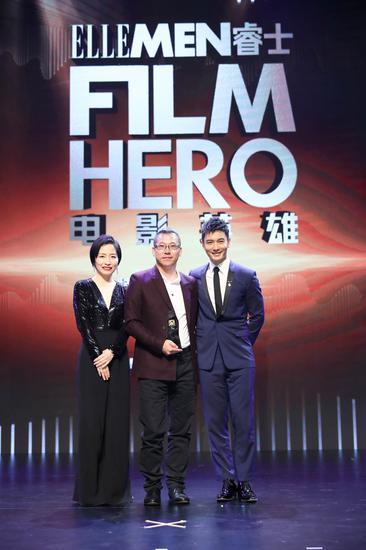 黄晓明,《ELLEMEN睿士》及《名车志》杂志品牌总经理兼出版人马玲女士为年度动作指导获奖者林峰颁奖